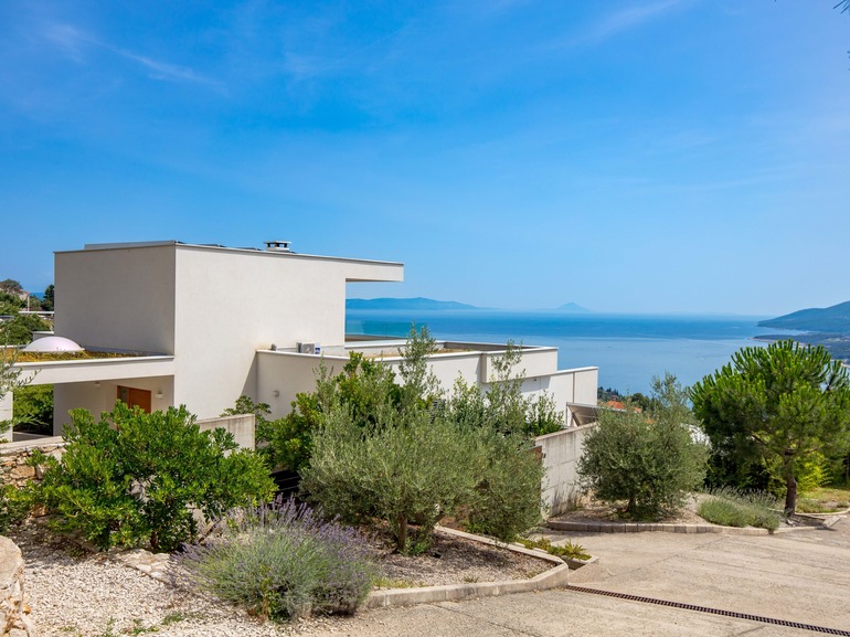 Majestic Coastal Retreat - Villa Mayan